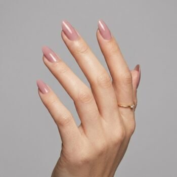 Burnt Rosé - Dusty rose pink press-on nails, medium almond shape, glossy finish. | worn on hand 2 | So Does Nails